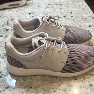 Nike Roshe Run Leather Knit Running Shoes Womens Size 11